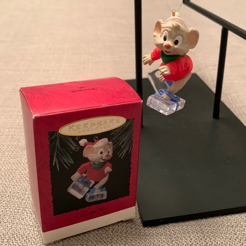 Hallmark Keepsake Ornament ON THE ICE 1995 in Original Box